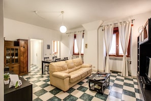 TV, DVD player, books, offices - Popolo accommodation - Lovely central Rome apartment (Roma)