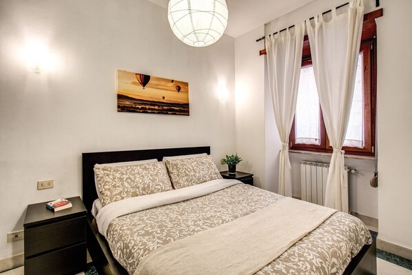 1 bedroom, iron/ironing board, free WiFi, bed sheets - Popolo accommodation - Lovely central Rome apartment (Roma)