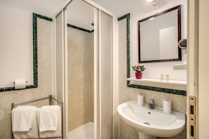 Shower, hair dryer, bidet, towels - Popolo accommodation - Lovely central Rome apartment (Roma)