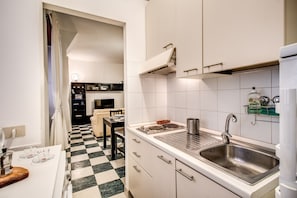 Kühlschrank, Mikrowelle, Herdplatte, Wasserkocher mit Kaffee-/Teezubehör