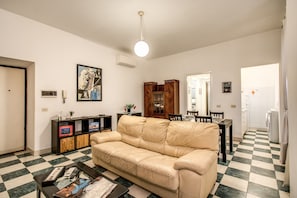 Fernseher, DVD-Player, Bücher, Arbeitsbereiche