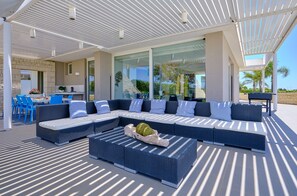 Outdoor dining - Anthea, elegant villa with pool and soccer field in Marina di Ragusa (Marina di Ragusa)