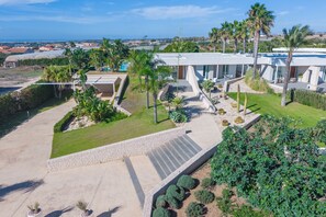 Property grounds - Anthea, elegant villa with pool and soccer field in Marina di Ragusa (Marina di Ragusa)