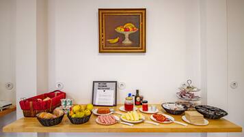 Desayuno continental gratuito y diario