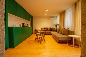 家庭四人房 | 迷你吧、隔音、免费 WiFi、床单