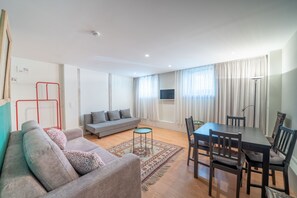 Family Studio | Living area | Flat-screen TV - Casa Rietsch (Matosinhos)