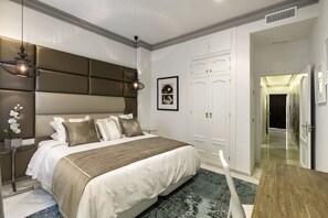 2 dormitorios, tabla de planchar con plancha, cuna de viaje