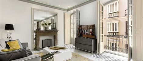 Smart-tv och eldstad