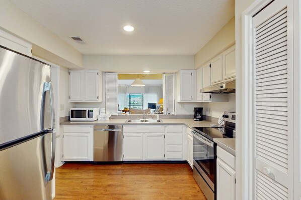 ثلاجة، ميكروويف، فرن، موقد طهي مسطح