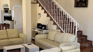 Smart-tv, een open haard, een dvd-speler en een tafeltennistafel