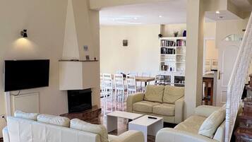 Smart-tv, een open haard, een dvd-speler en een tafeltennistafel