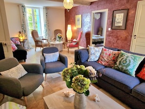 Fernseher, DVD-Player, Tischfußball, Bücher