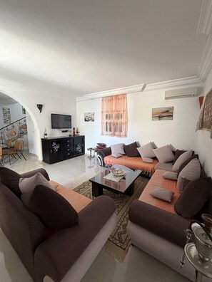 Televisie, boeken en een kantoor