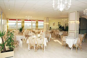 Daily buffet breakfast for a fee - Le Chagny Hotel (Chagny)