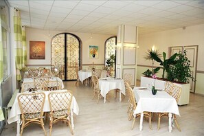 Breakfast, lunch and dinner served - Le Chagny Hotel (Chagny)