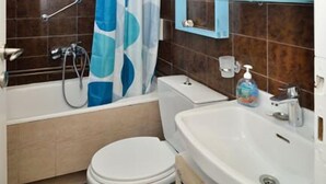 House | Bilik Mandi | Tab mandi, pengering rambut, tuala disediakan, sabun 