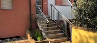 Apartamento de entrada independiente con coche privado.