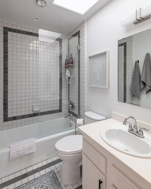 Combined shower/bathtub, hair dryer, towels