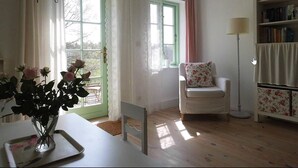 Apartamento (2) | Área de estar | TV de tela plana 50 cm com canais via satélite, TV