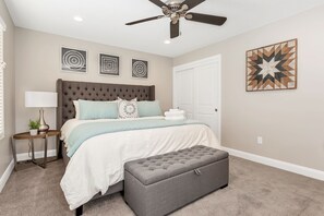 4 dormitorios, tabla de planchar con plancha, cuna de viaje