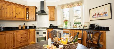 Un four, lave-vaisselle, grille-pain, chaise haute