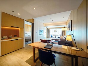 Suite ejecutiva, 1 cama de matrimonio grande, vistas a la ciudad | Espacio para trabajar con un portátil y tabla de planchar con plancha