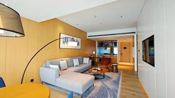 Suite Eksekutif, 1 Tempat Tidur King, pemandangan kota | Ruang kerja ramah laptop dan setrika/meja setrika