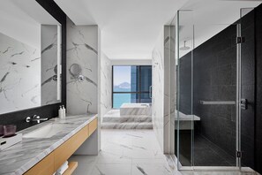 Habitació Premier, 1 llit de matrimoni gran, vistes al mar | Espai de treball apte per a portàtils i planxa i posts de planxar 