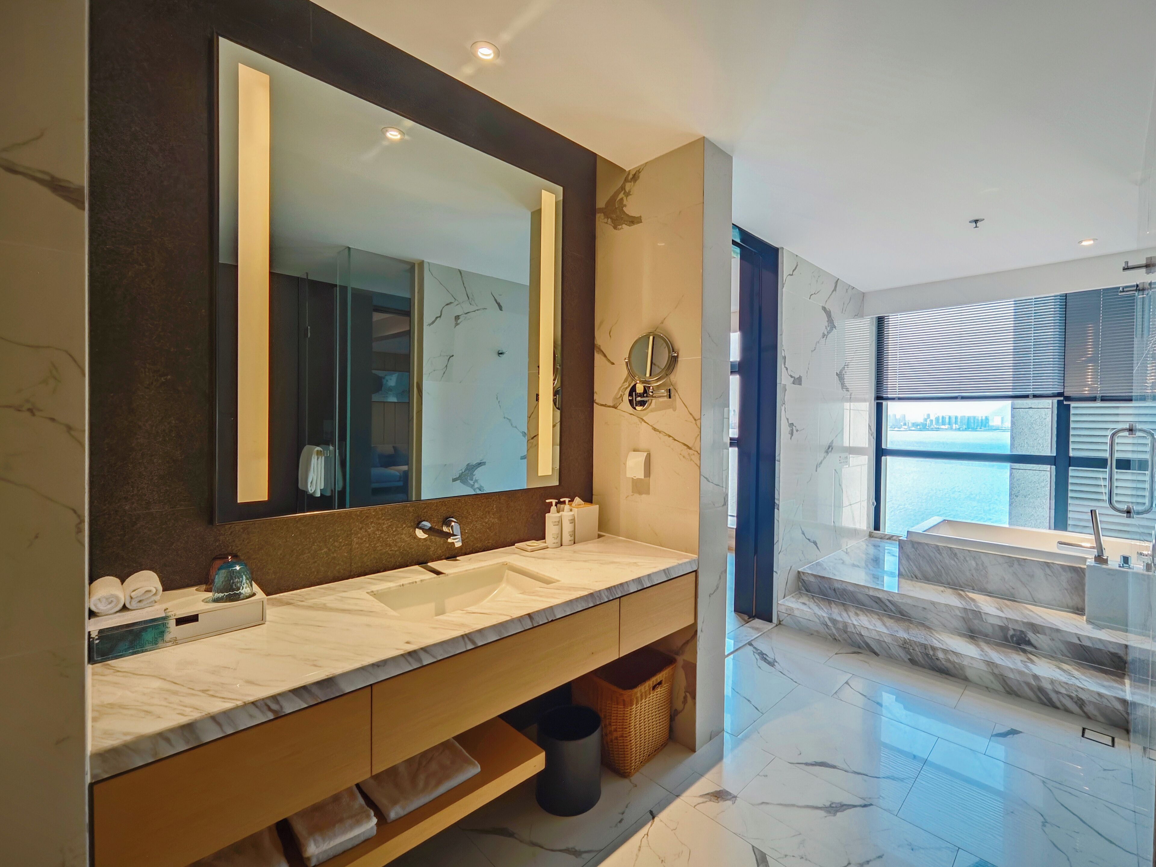 premier room, 1 king bed, sea view | 1 bedroom, minibar, laptop workspace, iron/ironing board