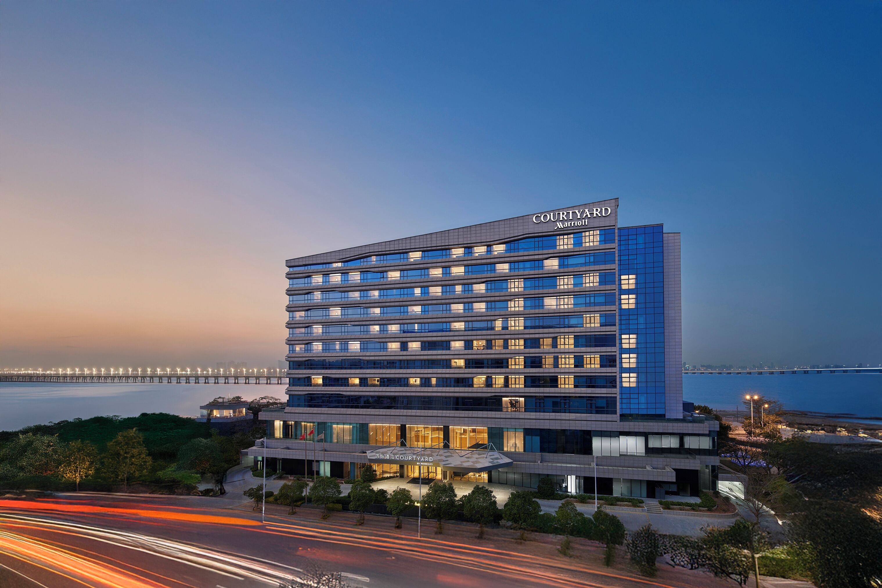 Fachada de la propiedad por la tarde o noche