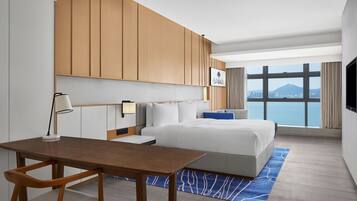 Kamar Premier, 1 Tempat Tidur King, pemandangan laut | Ruang kerja ramah laptop dan setrika/meja setrika