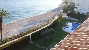 A beach view with a pool and a building with balconies. - Athena beauty in Altea (Altea)
