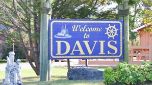 Velkomstskilt til DAVIS med et skib og et rattehjul.