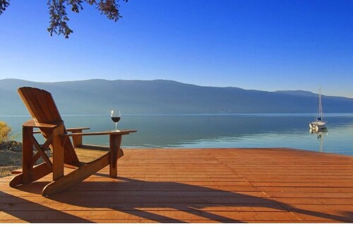 Lakeside/Lakeview 2 Bed/2 Ba, hot tub, pool, walk to beach, 2 HUGE view decks