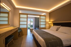 Desk, blackout curtains, free WiFi, bed sheets - Paleros Beach Resort (Aktio-Vonitsa)