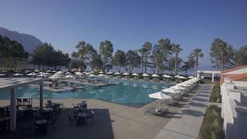 Una piscina al aire libre de temporada