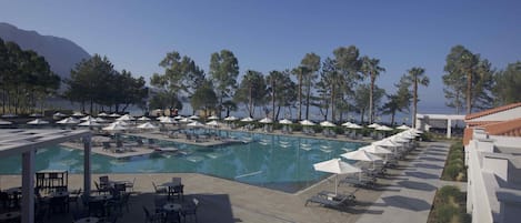 Una piscina al aire libre de temporada