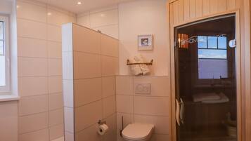 Pancuran mandi, pengering rambut, lantai dipanaskan, tuala disediakan