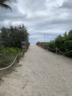 En la playa, sillas reclinables de playa, toallas de playa