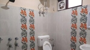 A bathroom with a toilet, sink, and shower. - EL PROFESOR MCLEODGANJ (Dharamshala)