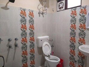 Regadera, amenidades de baño gratuitas, toallas 