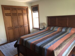 3 makuuhuonetta, työpöytä, silitysrauta/-lauta, vuodevaatteet