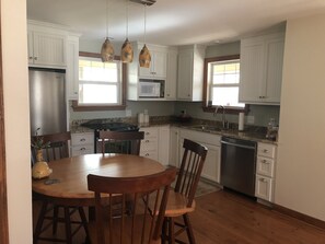 Fridge, microwave, oven, stovetop - Cottage/House 40 Minute EZ Drive To Master Golf Tournament (Wagener)