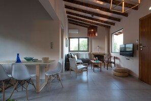 Villa, piscine privée | Aire de séjour | Téléviseur à écran plat, foyer