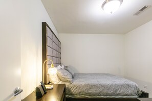 2 chambres, bureau, fer et planche à repasser, accès au Wi-Fi (inclus)