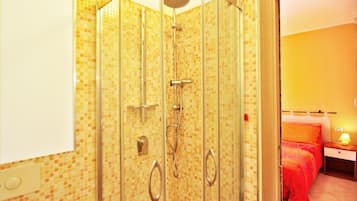 Habitación, varias camas (Camera Gialla) | Baño | Regadera, secadora de cabello, toallas, jabón