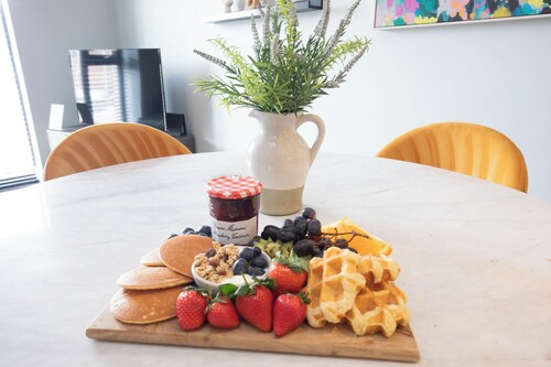 Elliot Oliver -Stylish 2 Bedroom Apartment With Parking In The Docks