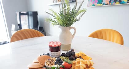 Elliot Oliver -Stylish 2 Bedroom Apartment With Parking In The Docks