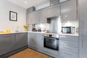 Apartment, 2 Bedrooms | Private kitchen | Fridge, microwave, oven, stovetop - Elliot Oliver -Stylish 2 Bedroom Apartment With Parking In The Docks (Gloucester)