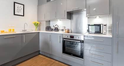 Elliot Oliver -Stylish 2 Bedroom Apartment With Parking In The Docks